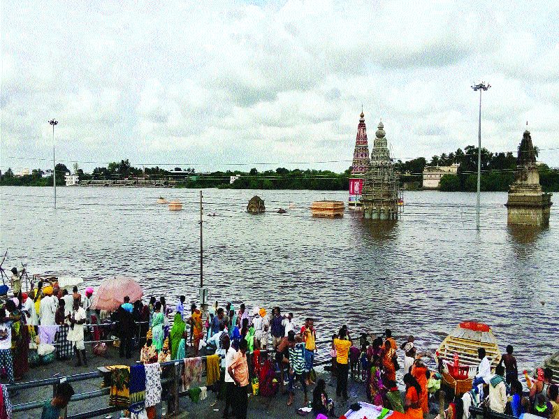  Chandrabhaga flood: Temples in Pandharpur, under water, have moved people to safety | चंद्रभागेला पूर : पंढरपुरात मंदिरे पाण्याखाली, नागरिकांना सुरक्षितस्थळी हलविले  