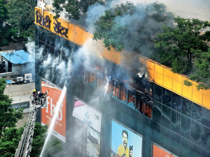 City Center Mall crash; Five jawans were injured, Akhya fire brigade ran out of water | आगडोंब! ‘सिटी सेंटर’ अग्नितांडव; पाच जवान जखमी, दुकानांचे लाखो रुपयांचे नुकसान