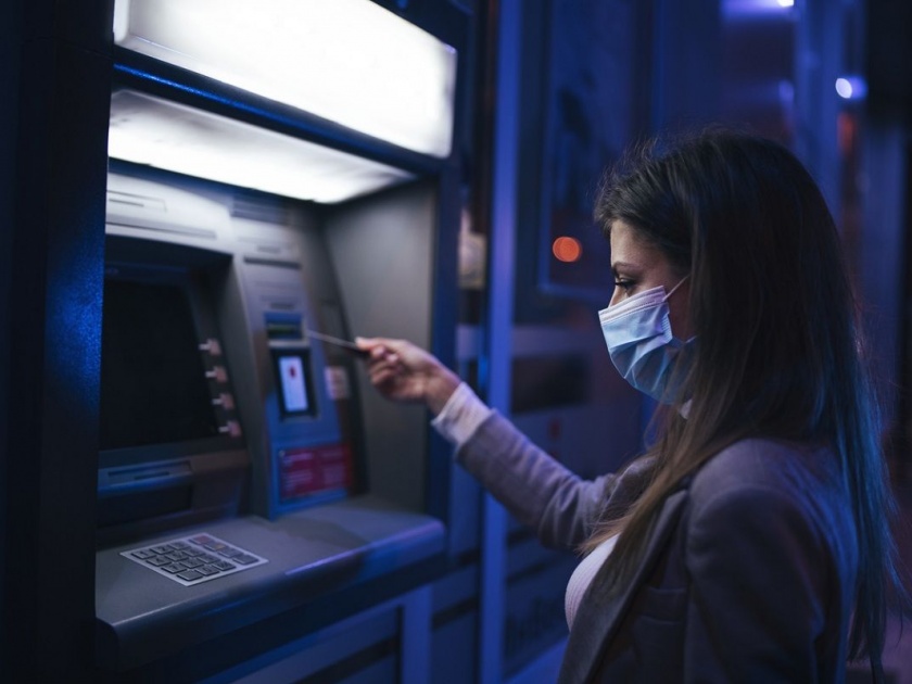 Unsafe ATMs increase fear of corona, rules are being trampled on | असुरक्षित एटीएमने वाढणार कोरोनाची भीती, नियम तुडवले जाताहेत पायदळी