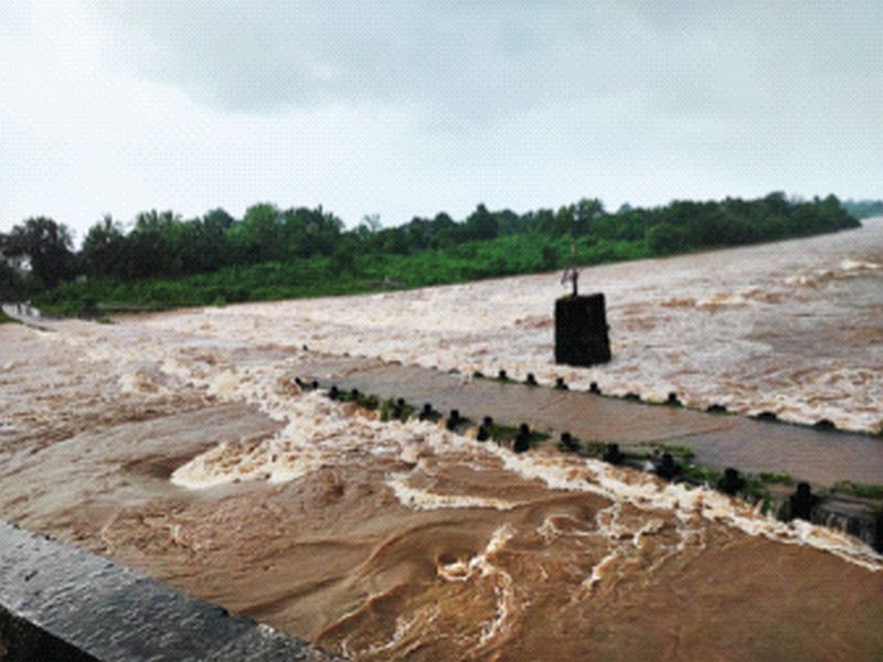 The five gates of the Dhamani dam opened; Flood the Surya river; public life was disrupted | धामणी धरणाचे पाच दरवाजे उघडले; सूर्या नदीला पूर; गावांना सतर्कतेचा इशारा, जनजीवन झाले विस्कळीत