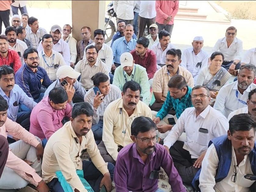 Demand cancellation of false case against Tehsildar of Kopargaon; Talathi, revenue employees union strike | कोपरगावच्या तहसीलदारांवरील खोटा गुन्हा रद्द करण्याची मागणी; तलाठी, महसूल कर्मचारी संघटनेचे काम बंद आंदोलन