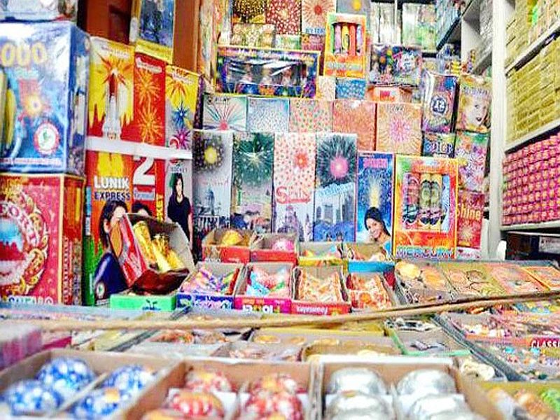 NOC certificate to 350 people including firecracker shops, firecracker shops on target of Ulhasnagar Municipal Corporation | फटाक्याच्या दुकानासह ३५० जणांना एनओसी प्रमाणपत्र,  उल्हासनगर महापालिकेच्या टार्गेटवर फटाक्यांची दुकाने