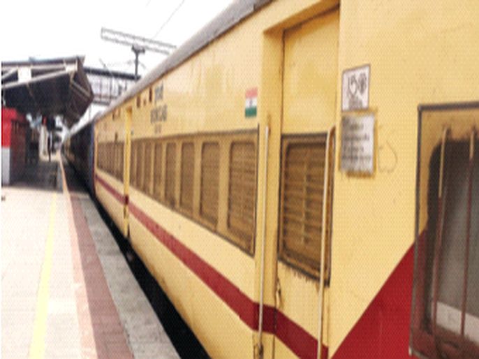 Communication of patients in Kovid train at the railway station | कोविड ट्रेनमधील रुग्णांचा रेल्वे स्थानकात संचार