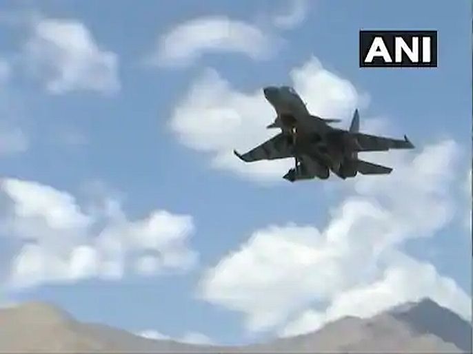 india china faceoff Indian air force geared up for the combat in China border area | VIDEO : LAC वर गरजले सुखोई-जग्वार; जवान म्हणाले - कोणत्याही परिस्थितीचा सामना करायला तयार