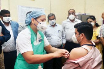 Vaccination campaign in the district started with enthusiasm | जिल्ह्यामध्ये लसीकरण मोहिमेला उत्साहात प्रारंभ, डाॅ. सागर पाटील यांना दिला पहिला डाेस