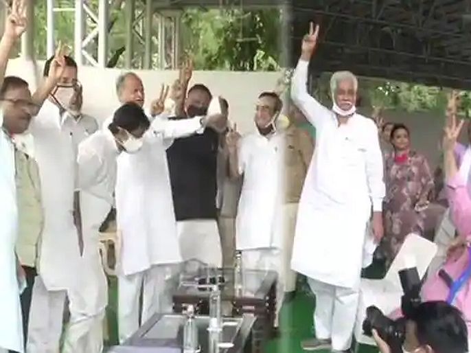 Rajasthan Political Crisis CM Ashok Gehlot and party MLAs show victory sign infront of media | सचिन पायलटांची खेळी फेल? अशोक गेहलोतांचे माध्यमांसमोर शक्तीप्रदर्शन