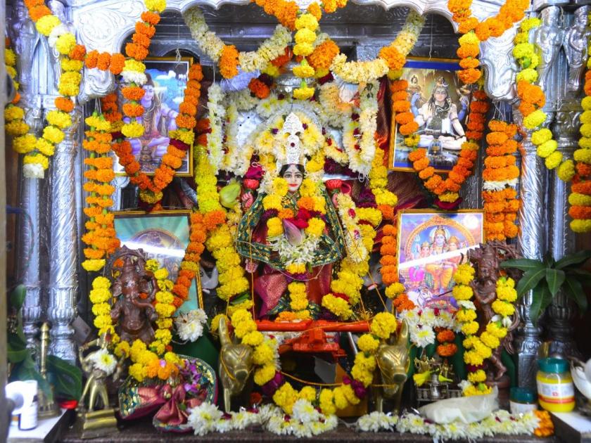Goddess Bhavani of Jalgaon's Bhavani Peth | नवसाला पावणारी जळगावच्या भवानी पेठेतील ‘भवानी’ देवी