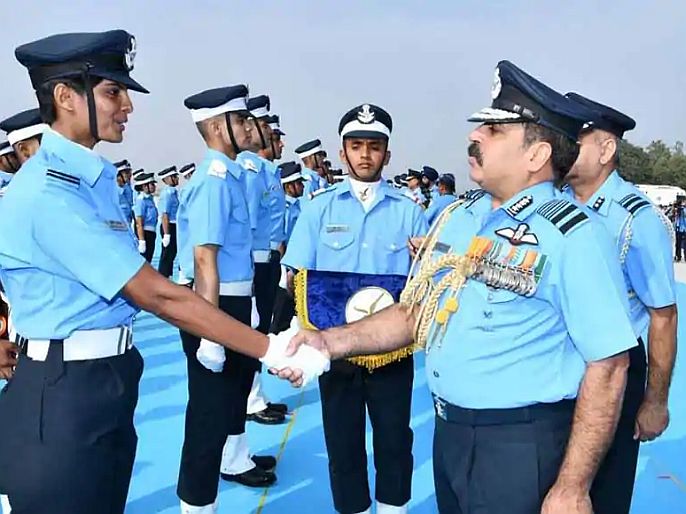 iaf chief rks bhadauria commented on galwan situation during Air Force Academy Combined Graduation Parade in hyderabad  | गलवान मुद्द्यावरून हवाईदल प्रमुखांचा 'हुंकार'; कोणत्याही परिस्थितीचा सामना करण्यासाठी तयार अन् तैनात