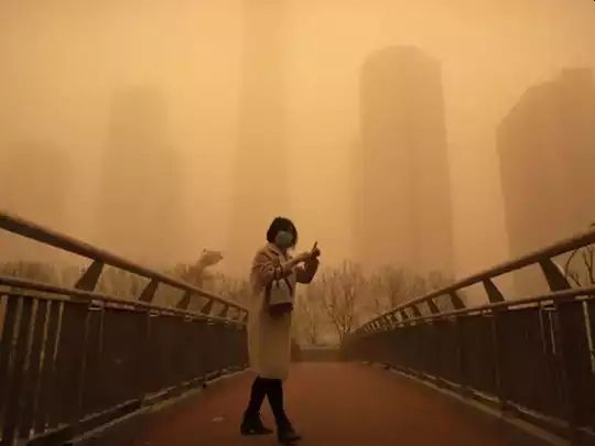 Sandstorm in China leaves 341 missing | चीनमध्ये वाळूचे वादळ, ३४१  जण बेपत्ता