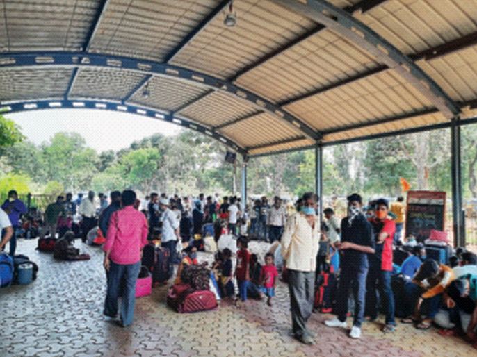 Crowds on Panvel railway area No use of masks | परप्रांतीयांच्या गर्दीने पनवेल रेल्वे परिसर गजबजला, सामाजिक अंतराचा फज्जा; मास्कचा वापरही नाही