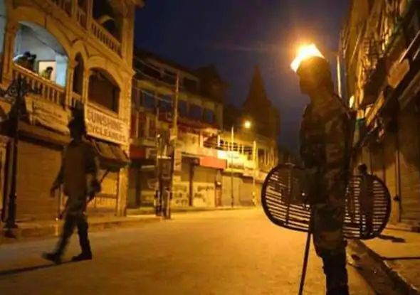 Night curfew in madhya pradesh and gujarat cities due to rising corona virus cases | कोरोनामुळे पुन्हा बिघडली परिस्थिती, 'या' दोन राज्यांतील 8 शहरांमध्ये उद्यापासून नाईट कर्फ्यू!