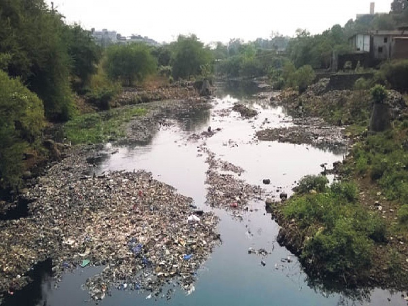 Demand for action against chemical factory The water of Valdhuni river in Ulhasnagar stinks | केमिकल कारखान्यावर कारवाईची मागणी उल्हासनगरातील वालधुनी नदीच्या पाण्याला दुर्गंधी