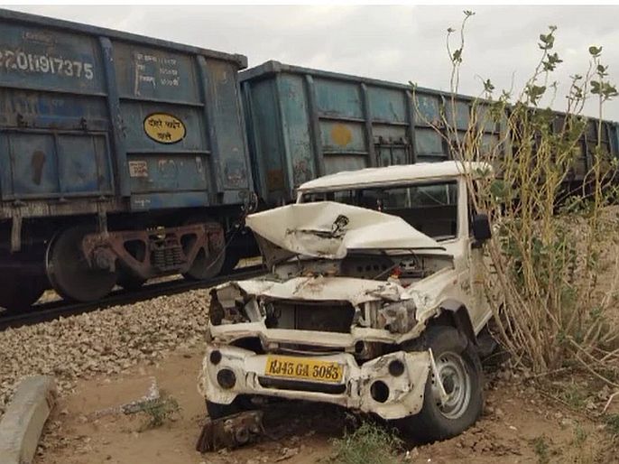 Rajasthan bolero railway accident in falaudi | टोल वाचवायच्या नादात ड्रायव्हरनं रेल्वे ट्रॅकवर चढवली बोलेरो, तेवढ्यात मालगाडी आली; अन्...