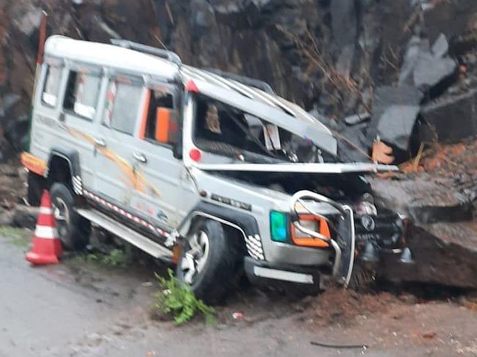Terrible accident on Mumbai-Nashik highway; One killed, 10 injured | मुंबई-नाशिक महामार्गावर भीषण आपघात; एक ठार, 10 जखमी