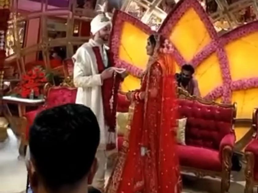 Groom asks bride for a kiss before wedding varmala ceremony video viral | वरमाला घालण्यापूर्वी नवरदेवानं स्टेजवरच केली KISS ची डिमांड, अन् मग...; VIDEO VIRAL