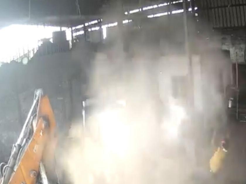 chhattisgarh jcb tyre bursts while air being filled in raipur cctv footage video viral  | JCB Tyre Bursts : हवा भरताना JCB चं टायर फुटलं, दोघांचा मृत्यू; घटना कॅमेऱ्यात कैद