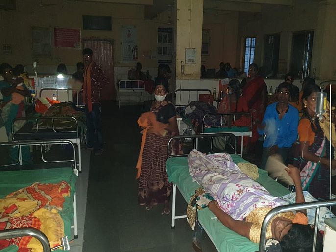 Electricity issue in the District Hospital Inconvenience to relatives with patient | जिल्हा रुग्णालय बुडाले अंधारात; रुग्णांसह नातेवाईकांची गैरसोय; लहान मुलंही उकाड्यानं हैराण