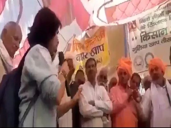 Girl came on stage and asked tough questions to Farmer leader rakesh tikait video goes viral on social media | Video: विद्यार्थिनीच्या प्रश्नानं राकेश टिकैतांची भंबेरी; 'नहीं-नहीं' म्हणत तिच्याकडून माईकच काढून घेतला!