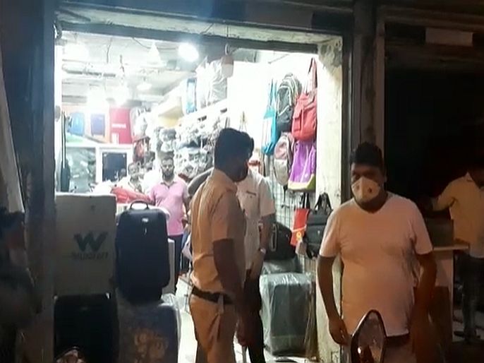Corona restraint; In Kalyan, even after seven, some shops are still open | कोरोना निर्बंध; कल्याणमध्ये सात नंतरही काही दुकाने उघडीच, पोलिसांना पाहून दुकानदारांची तारांबळ