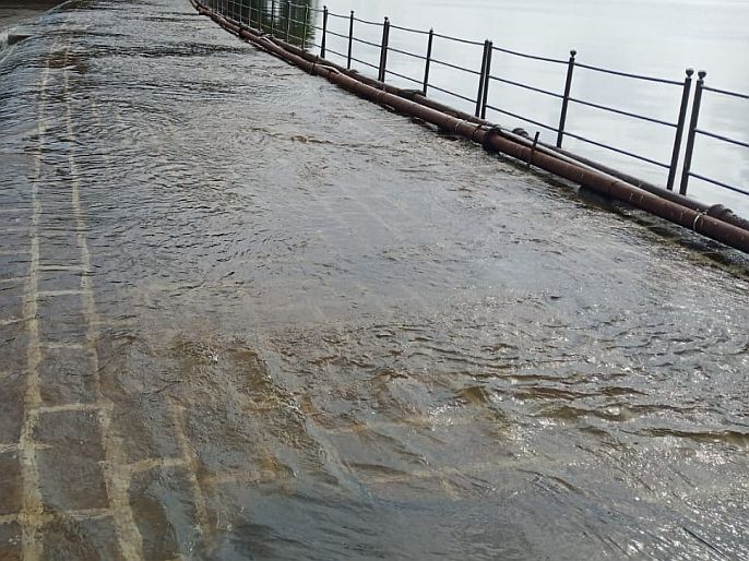 Heavy rains in Mumbai area; Vihar Lake overflows | मुंबई परिसरात जोरदार पाऊस; ‘विहार तलाव’ भरून वाहू लागला...