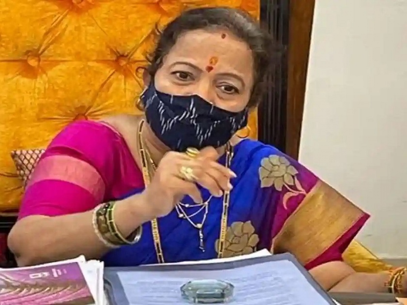 BJP corporator Rajeshree Shirwadkar sharply criticizes Mayor Kishori Pednekar over her 'champa' and 'chiwa' comment | राणीच्या बागेत नांदते, हत्तीसारखी डुलते; भाजप नगरसेविकेची महापौर किशोरी पेडणेकरांवर खोचक टीका