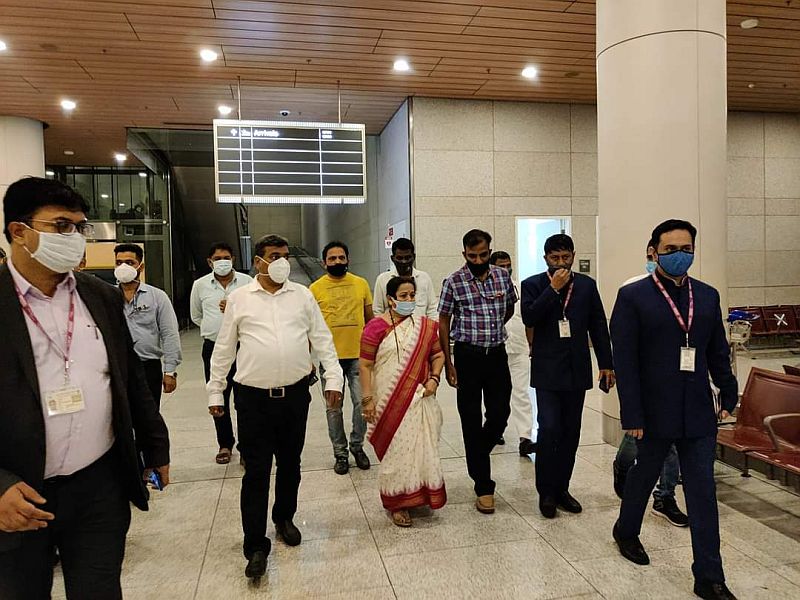 Mayor Kishori Pednekar visited airport at 1am on the background of Omicron virus | ओमायक्रॉन विषाणूच्या पार्श्वभूमीवर मध्यरात्री १ वाजता महापौर विमानतळावर!