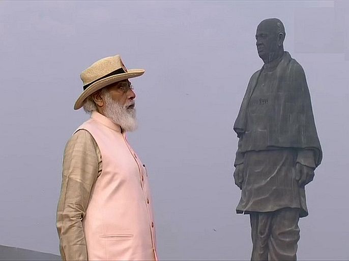 Gujarat Prime minister narendra modi pays tribute to sardar patel on his birth anniversary at the statue of unity  | एकता दिवस परेडमध्ये PM मोदी झाले सहभागी, स्टॅच्यू ऑफ यूनिटी येथे सरदार पटेलांना वाहिली आदरांजली