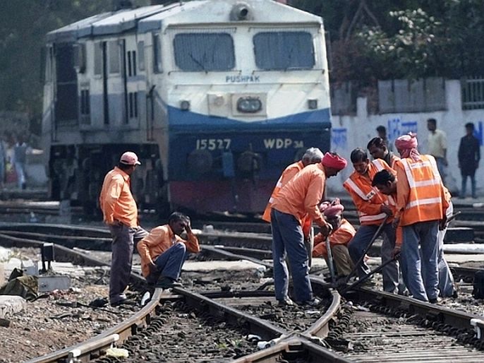 Big news for railway employees Indian Railways launche new online facility for like pf advance and balance check | मोठी बातमी! भारतीय रेल्वेनं 13 लाख कर्मचाऱ्यांना दिलं मोठं गिफ्ट, सुरू केली खास सुविधा