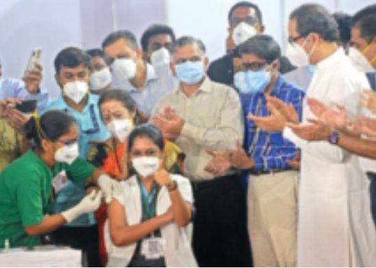 Get ready to end Corona Vaccination started in the presence of Uddhav Thackeray | "काेराेनाचा शेवट करायला सज्ज व्हा"; उद्धव ठाकरे यांच्या उपस्थितीत लसीकरणाला प्रारंभ