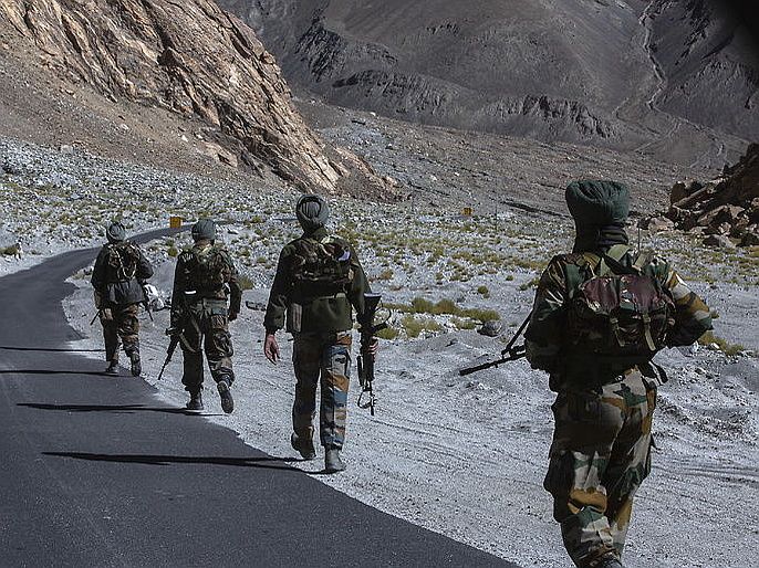 india china face off chinese amry deployment increase on LAC indian army alert | तणाव वाढतोय : POKमध्ये पाकिस्तान, तर LACवर चीननं आणलं 20 हजार सैन्य, भारतीय जवानही अलर्ट