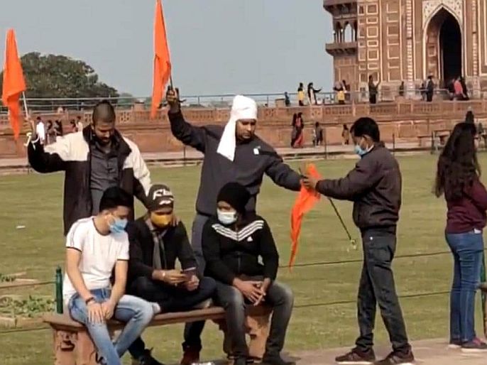 Agra Taj Mahal Hindu community leaders hoisted saffron flag and chanting Jai Shree Ram slogan | जय श्रीरामच्या घोषणा देत ताजमहालमध्ये फडकावला भगवा, चौघांना अटक