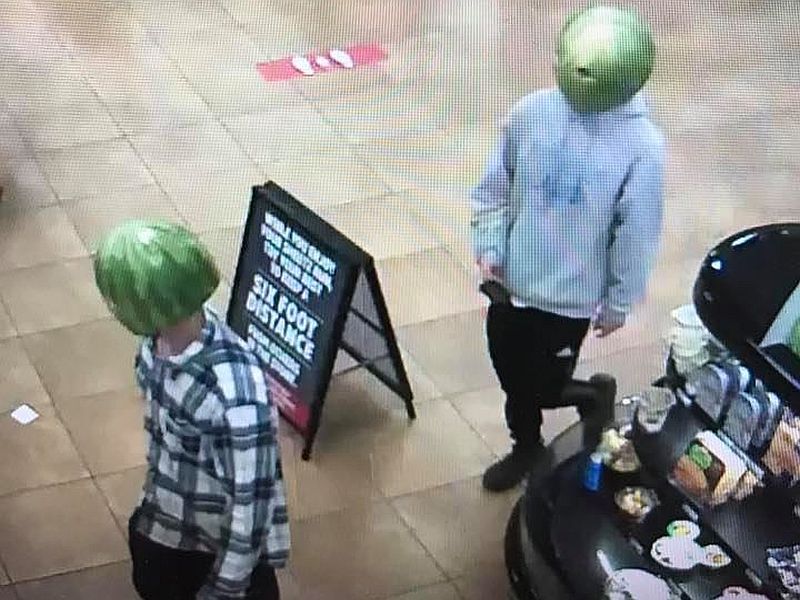 robbers wore watermelon on head for the robbery photo goes viral sna | 1No.! डोक्यात टरबूज घालून गेले दुकान लुटायला; पण, 'या' एका चुकीने झाली गफलत