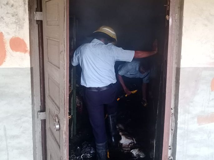 Fire at Netaji High School's record room in Yerwada, burning old records | येरवड्यातील नेताजी सुभाषचंद्र बोस हायस्कूलच्या रेकॉर्ड रूमला आग, जुने रेकॉर्ड जळून खाक