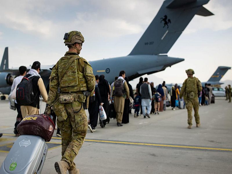 Afghanistan shots fired at an italian military transport plane flew out of kabul airport | Kabul Airport : काबुलमध्ये इटालियन विमानावर गोळीबार, 100 अफगाण नागरिकांना घेऊन केलं होतं उड्डाण