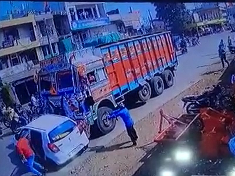 Madhya pradesh road acciden the truck dragged the car you will stand goosebumps after watching the video of the accident | अंगावर शहारा आणणारा VIDEO; कारला फरफटत घेऊन गेला ट्रक, आत बसलेले लोक थोडक्यात बचावले!