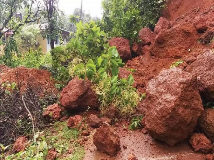 Big news! Darad collapsed in Khed taluka; 17 people may have been buried under the mound | मोठी बातमी! खेड तालुक्यात दरड कोसळली; 17 जणांसह ढिगाऱ्याखाली गाडली गेली 25 जनावरं