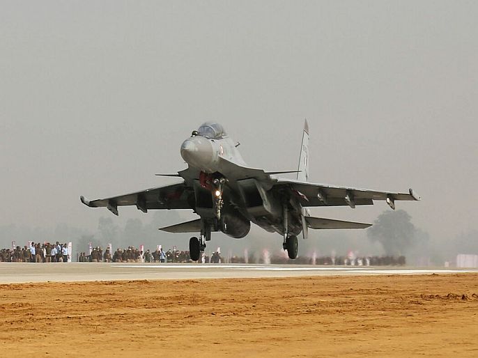 iaf chief rks bhadauria says chinese air force unusual movement detected near border areas  | लडाख सीमेवर चिनी हवाई दलाची हालचाल; फॉरवर्ड एअरबेसेसवर लढाऊ विमानं तैनात - IAF