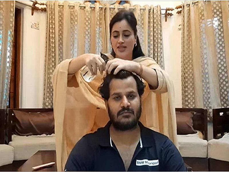 amravati mp navneet rana has done hair cut of her  MLA husband ravi rana at home sna | VIDEO : खासदार नवनीत राणांनी घरच्या घरी पतीरायांचे केस कापले; नेटकरी पाहातच बसले!