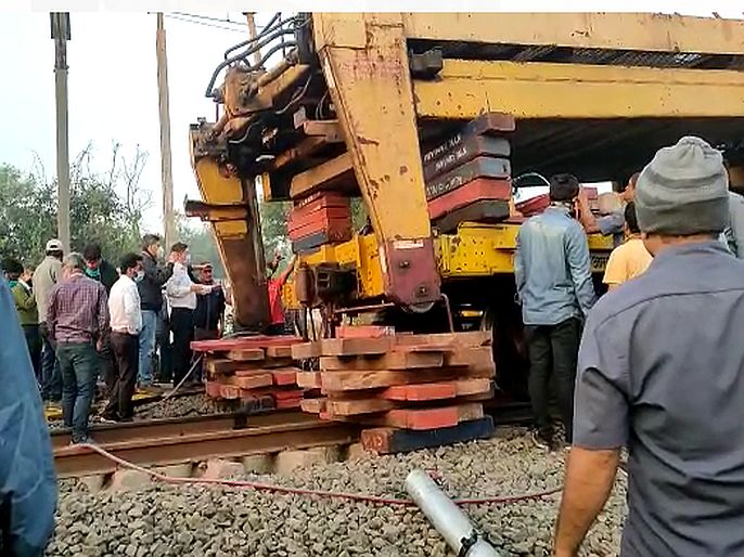 Machine breakdown while railway track repair work in progress, one dead | रेल्वे ट्रॅकच्या दुरुस्तीचे काम सुरू असताना यंत्रात बिघाड, कामगाराचा मृत्यू