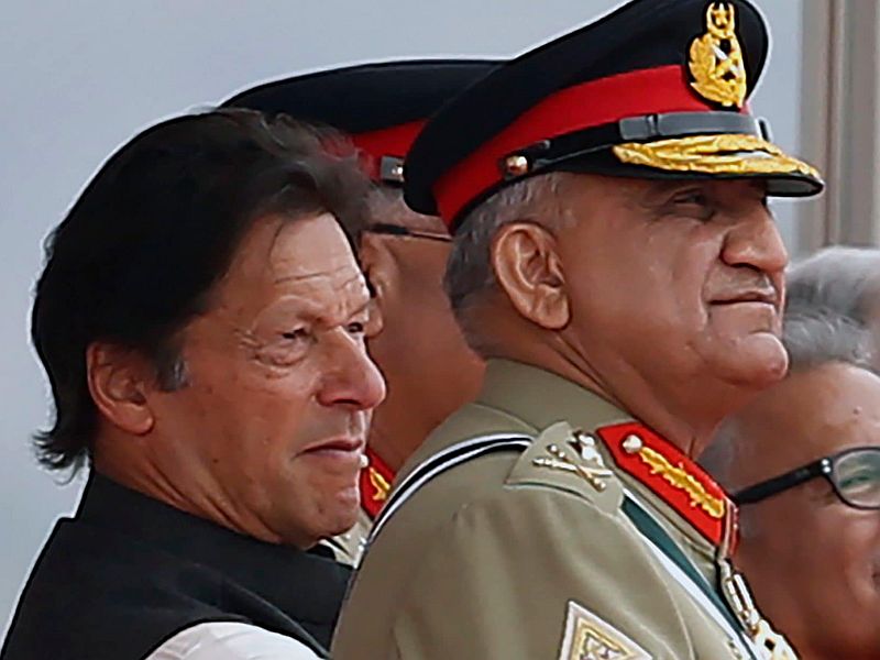 pakistan army chief qamar javed bajwa unhappy with imran khan government. | पाकिस्तान पुन्हा लष्करी राजवटीच्या दिशेने?; माजी राजदूत म्हणतात, मार्शल लॉची घोषणाच बाकी!