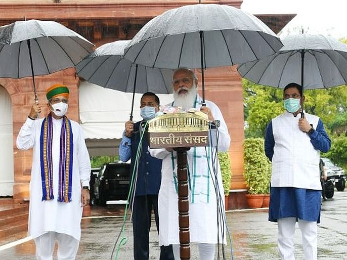 PM Narendra Modi holds umbrella pictures ahead of monsoon session going viral on social media | दिल जीत लिया मोदी जी! स्वतःच छत्री घेऊन संसदेत पोहोचले PM मोदी; PHOTO व्हायरल, होतेय जबरदस्त चर्चा