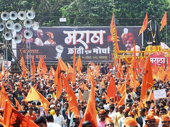 Maratha Kranti Morcha Movement with black flags on the house | मराठा क्रांती मोर्चाचे घरावर काळे झेंडे लावून आंदोलन