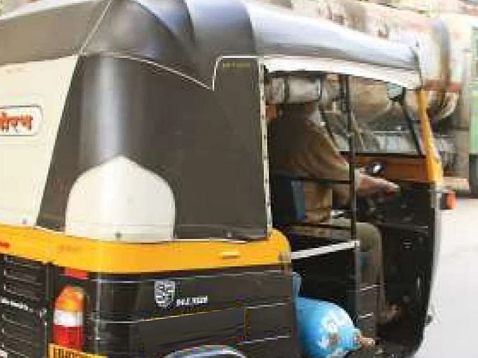 100 Kovid rickshaw ambulances in Vasai, 10 additional vaccination centers | वसईत १०० कोविड रिक्षा रुग्णवाहिका, १० अतिरिक्त लसीकरण केंद्रे
