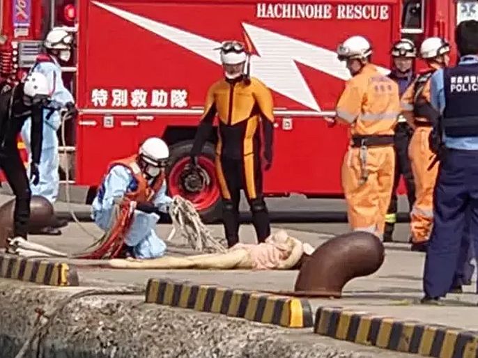 Japan Rescuers of drowning woman from water turns out to be a sex doll | पाण्यात बुडताना दिसली 'महिला’, वाचविल्यानंतर झाला धक्कादायक खुलासा!