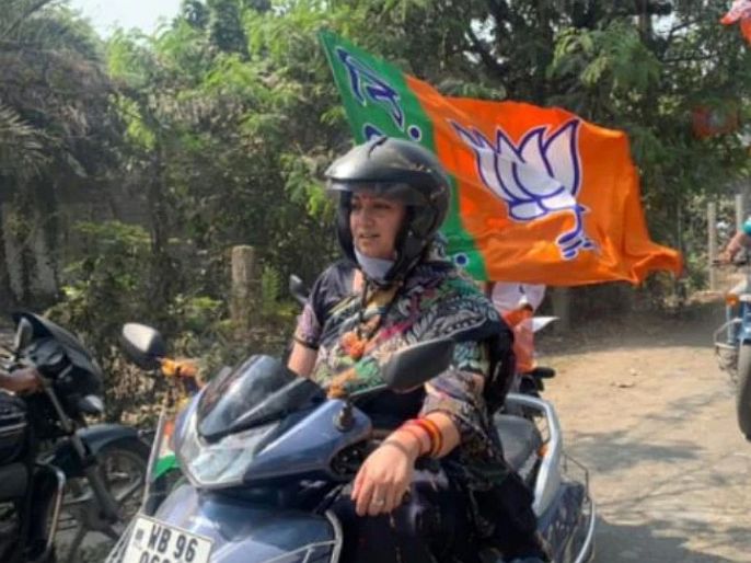 West bengal election BJP leader smriti irani drives scooty in her roadshow | पश्चिम बंगाल निवडणूक: काल सीएम ममता तर आज स्मृती ईरानी दिसल्या स्कूटरवर, असा होता अंदाज