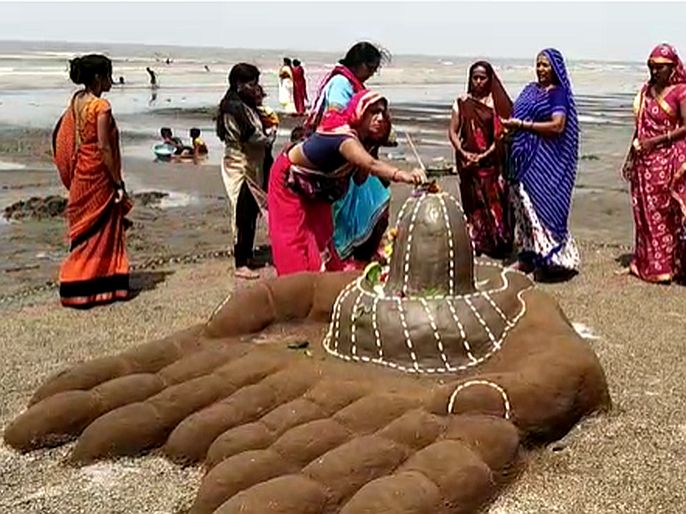 Bordi and Zai beach sand sculptures on the occasion of Mahashivaratri | महाशिवरात्रीनिमित्त बोर्डी आणि झाई समुद्रकिनाऱ्यावर वाळूशिल्प