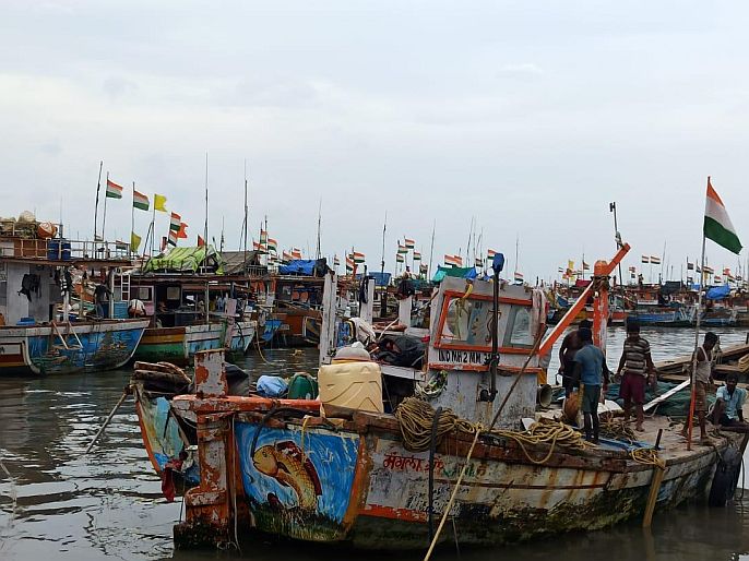 The plow ropes of two fishing boats kept at Madh Talpasha port broke | मढ तळपशा बंदरात नागरून ठेवलेल्या दोन मासेमारी नौकांचे नांगर दोर तुटले, नौका एकमेकांवर आदळून झाला अपघात