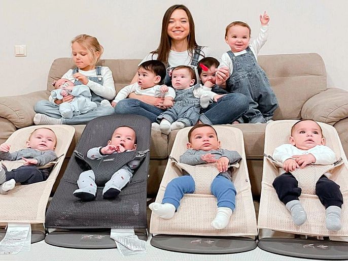 Russian Millionaire couple want 105 children, mother of 11 kids addicted to motherhood | वयाच्या 23व्या वर्षीच बनली 11 मुलांची आई; या कोट्यधीश कपलला हवी आहेत 105 अपत्य