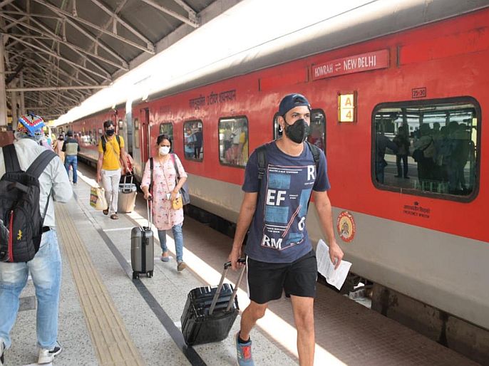 When booking train tickets Be sure to enter your mobile number IRCTC news update  | Indian Railways : रेल्वेचं तिकीट बुक करताना 'या' महत्वाच्या गोष्टीवर ठेवा लक्ष!; रेल्वेनं केलं अलर्ट