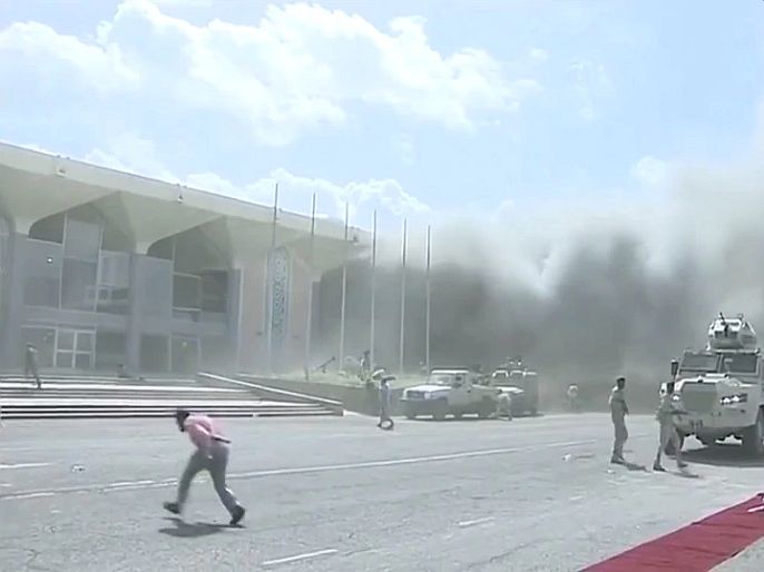 yemen blast at aden airport many people died dozens of injured | येमेन : नव्या मंत्र्यांचे विमान लँड झाल्यानंतर अदन एअरपोर्टवर मोठा स्फोट; 13 जणांचा मृत्यू, अनेक जखमी